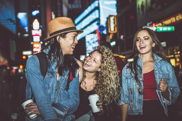 Amigos divirtiéndose en Nueva York — Foto de Stock