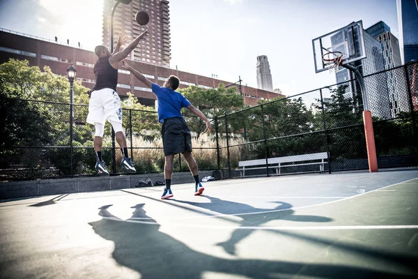 Pemain basket bermain di lapangan — Stok Foto