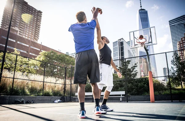 Jogadores de basquete jogando na quadra — Fotografia de Stock