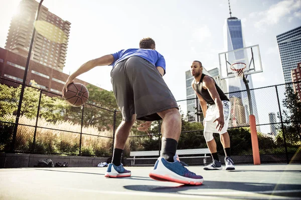 Jogadores de basquete jogando na quadra — Fotografia de Stock