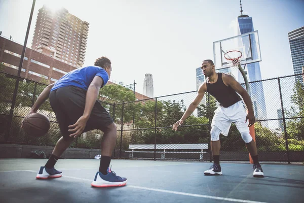 Jogadores de basquete jogando na quadra — Fotografia de Stock