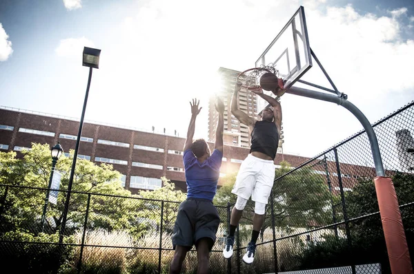 Jogadores de basquete jogando na quadra — Fotografia de Stock
