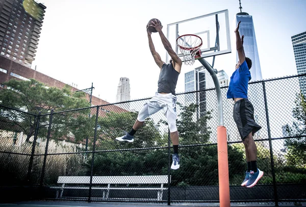 Koszykarze grając na sąd — Zdjęcie stockowe