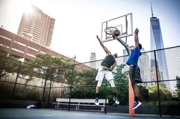 Koszykarze grając na sąd — Zdjęcie stockowe