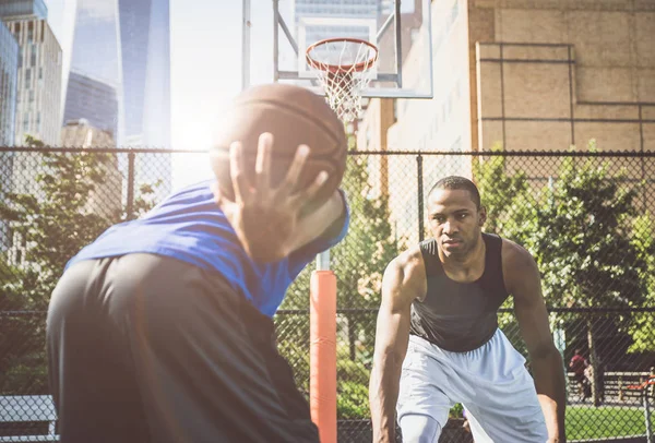 Jogadores de basquete jogando na quadra — Fotografia de Stock