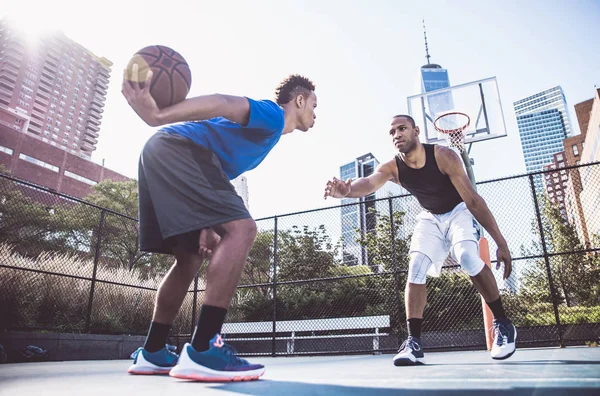 Jogadores de basquete jogando na quadra — Fotografia de Stock