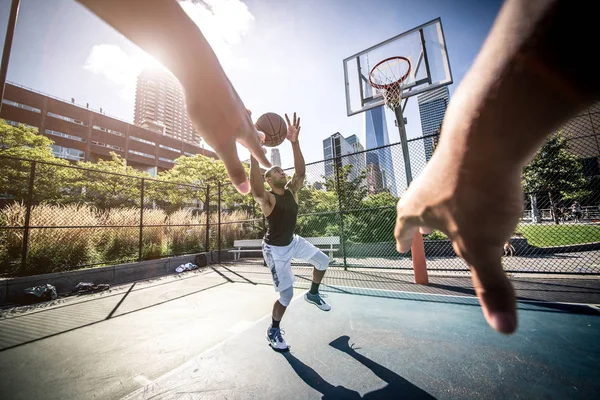 Jugadores de baloncesto jugando en la cancha —  Fotos de Stock