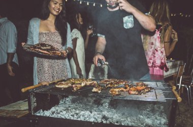 Arka bahçede Barbekü yapma arkadaşlar