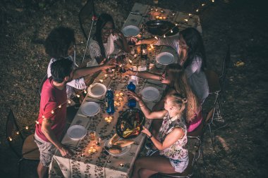 Arka bahçede Barbekü yapma arkadaşlar