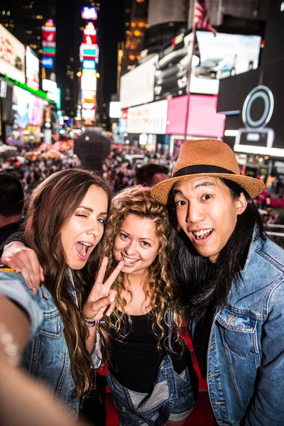 Amici che scattano selfie a Times Square — Foto Stock