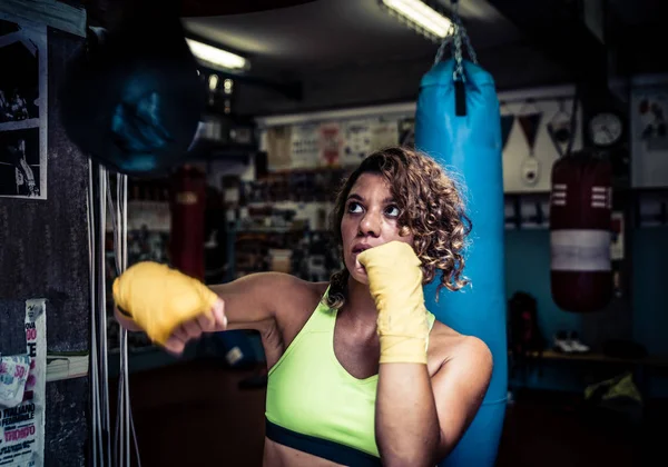 Boxeadora mujer entrenamiento — Foto de Stock