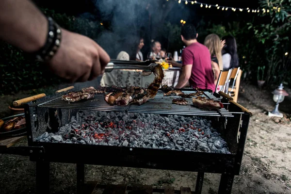 Amici che fanno barbecue in cortile — Foto Stock