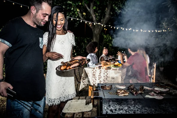 Amis faisant barbecue dans la cour arrière — Photo