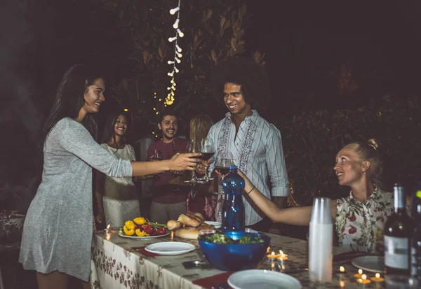 Vänner att göra barbecue i bakgård — Stockfoto