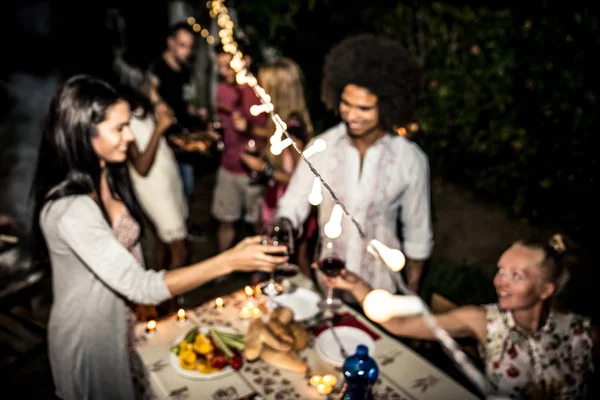 Amici che fanno barbecue in cortile — Foto Stock