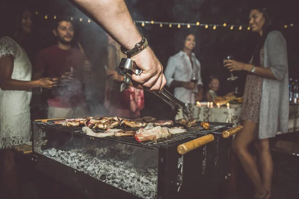 Vänner att göra barbecue i bakgård — Stockfoto