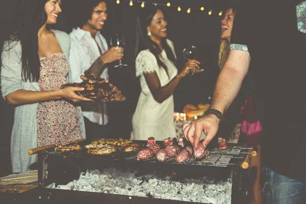 Vänner att göra barbecue i bakgård — Stockfoto