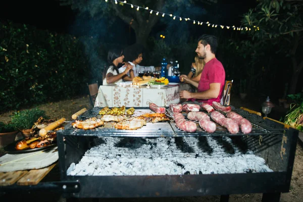 Friends making barbecue in backyard — Stock Photo, Image