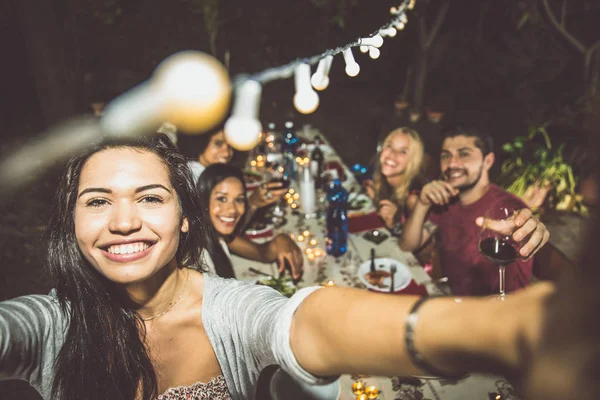 Amici che fanno barbecue in cortile — Foto Stock