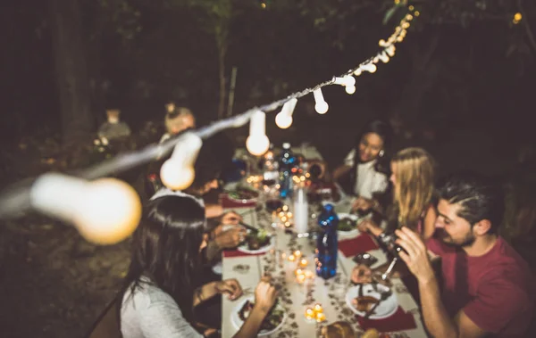 Vänner att göra barbecue i bakgård — Stockfoto