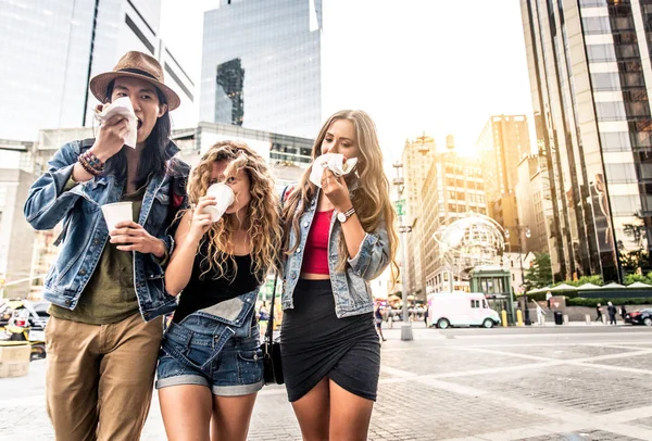 Amici che camminano per strada — Foto Stock