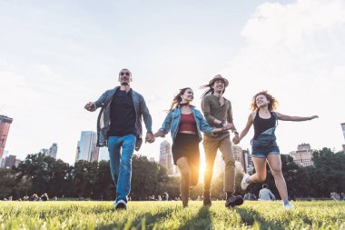 Central Park'ta genç arkadaşlar