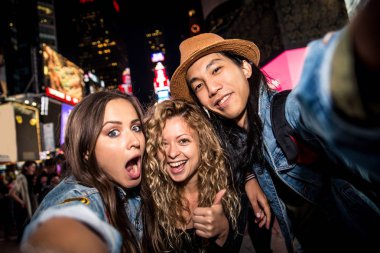 Times Meydanı'nda selfie alarak arkadaşlar 