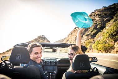 iki Cabrio araba içinde