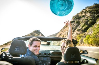 iki Cabrio araba içinde