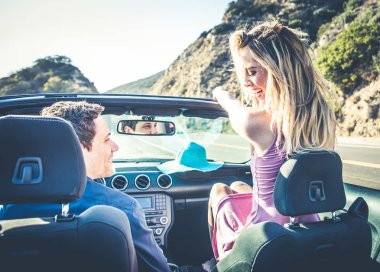 iki Cabrio araba içinde