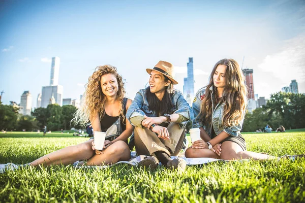 Jonge vrienden in Central Park — Stockfoto