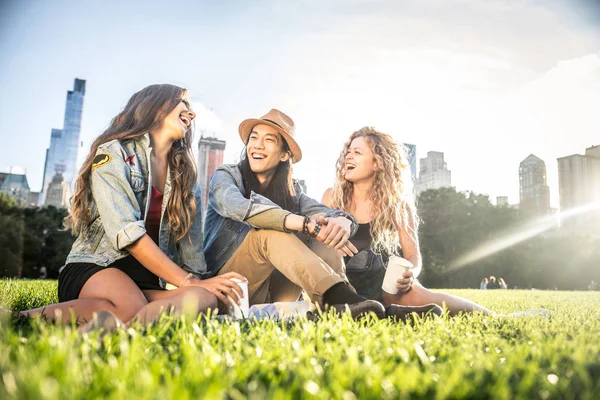 Jonge vrienden in Central Park — Stockfoto