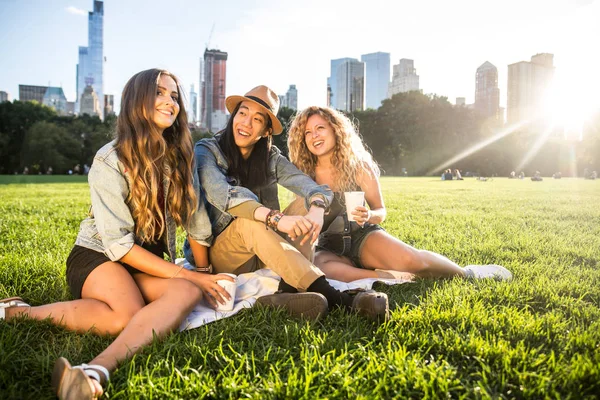 Молодые друзья в Центральном парке — стоковое фото