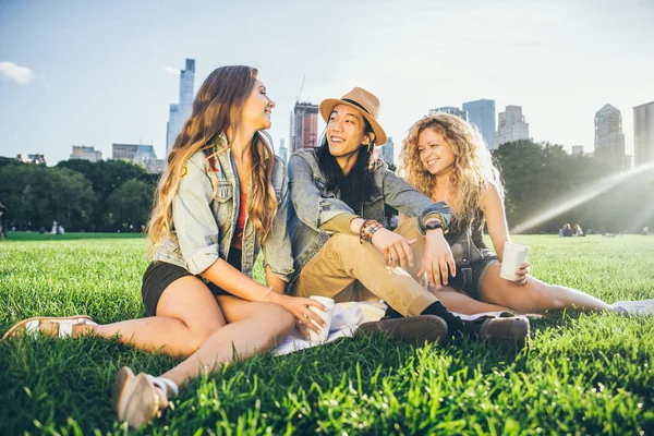 Młodzi przyjaciele w Central Park — Zdjęcie stockowe