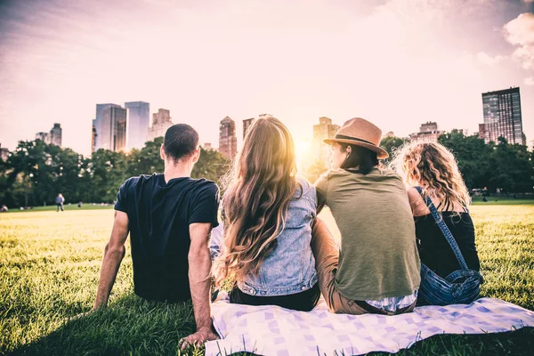 Jeunes amis à Central Park — Photo