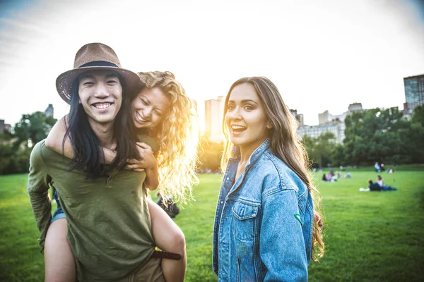 Vrolijke vrienden in Central Park — Stockfoto