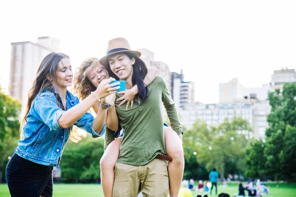 Amigos alegres no Central Park — Fotografia de Stock