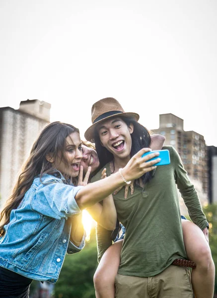 Amigos alegres en Central Park —  Fotos de Stock