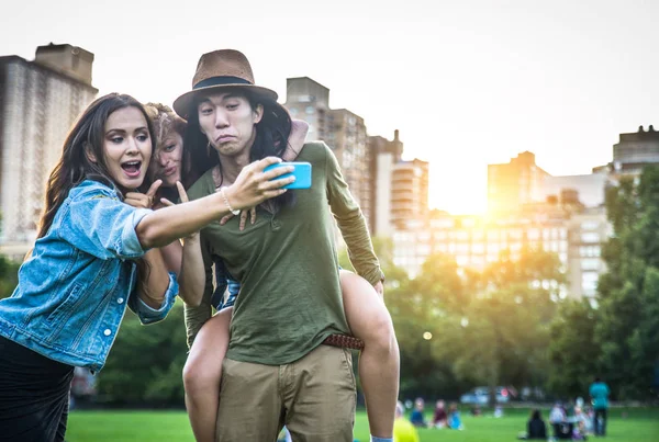 Amigos alegres en Central Park —  Fotos de Stock