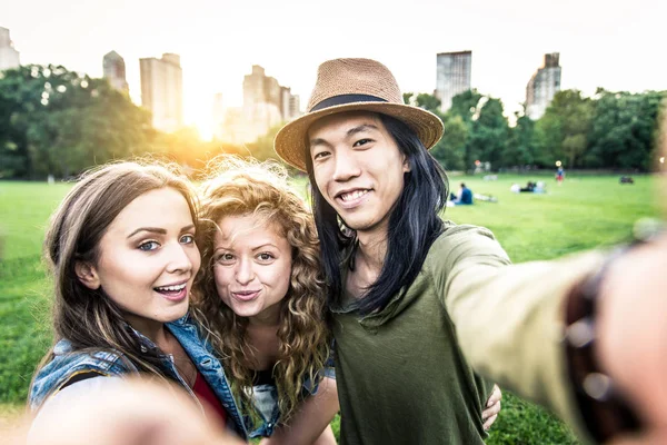 Vrolijke vrienden in Central Park — Stockfoto