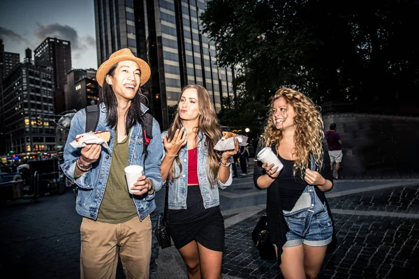 Jóvenes amigos caminando por la calle — Foto de Stock