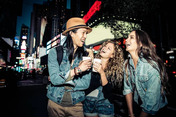 Jóvenes amigos caminando por la calle —  Fotos de Stock