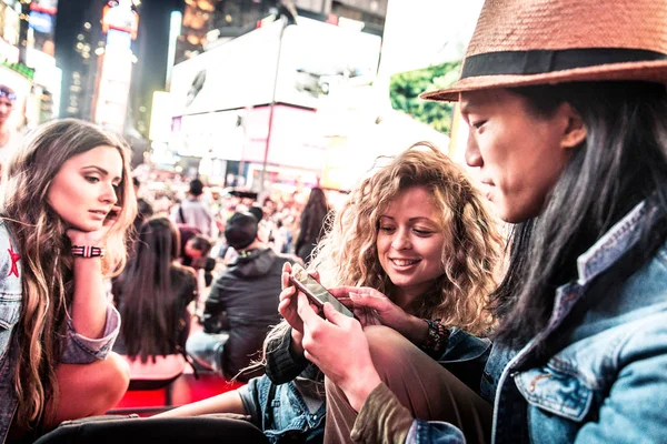 Friends taking selfie in Times Square — Stock Photo, Image