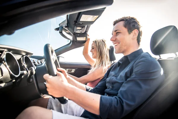 Casal em carro conversível — Fotografia de Stock