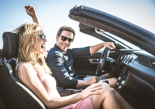 Casal em carro conversível — Fotografia de Stock