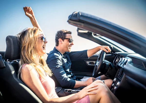 Casal em carro conversível — Fotografia de Stock