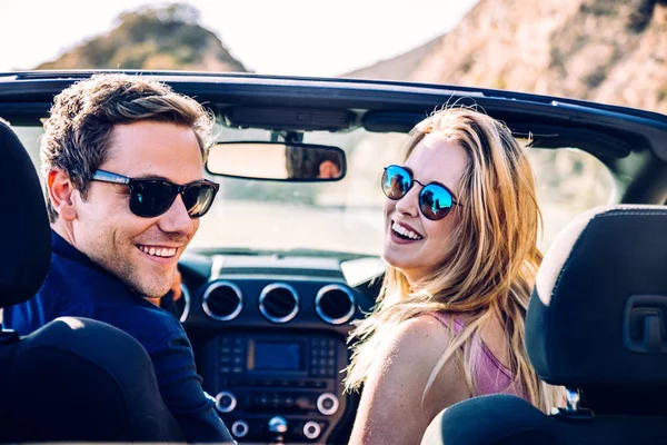 Pareja en coche descapotable — Foto de Stock