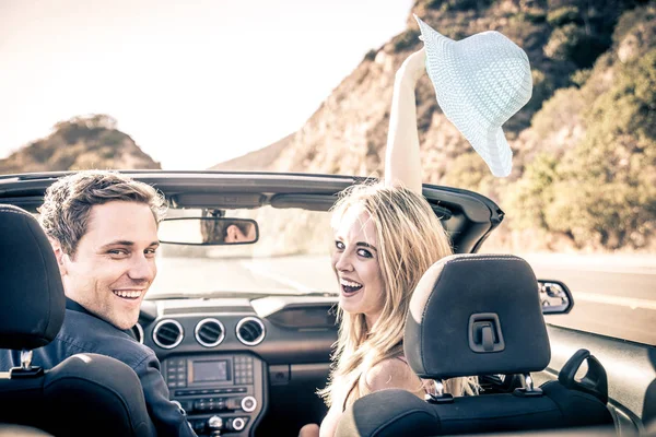 Pareja en coche descapotable — Foto de Stock