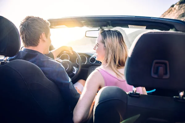 Pareja en coche descapotable — Foto de Stock