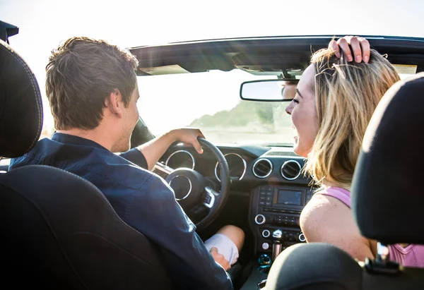 Pareja en coche descapotable — Foto de Stock